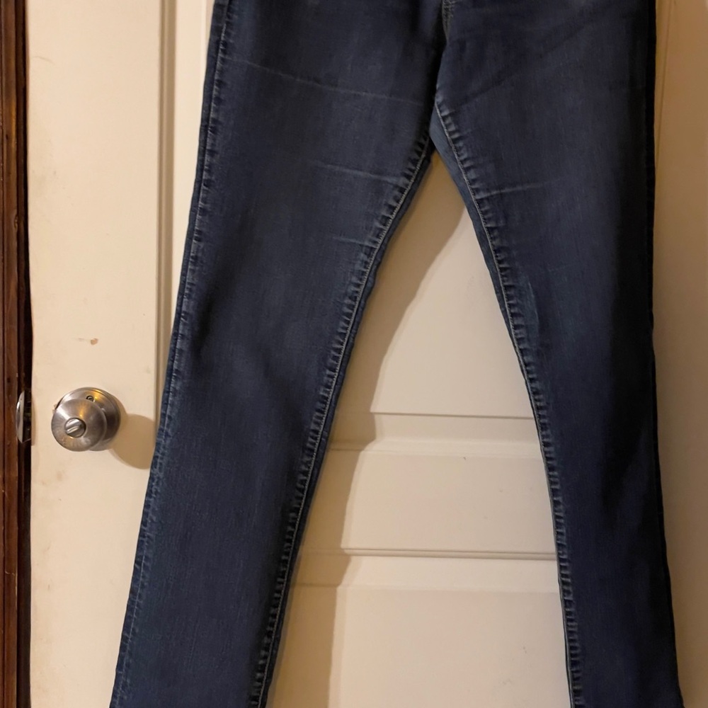 Blue Skinny Jeans with Fitted Silhouette and Smooth Texture